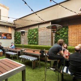 Al fresco dining at the Harlequin Inn